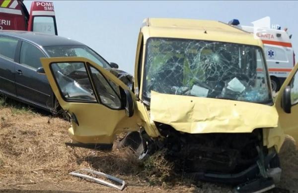 Un şofer de microbuz a provocat un accident cu şase victime, între care doi copii, în Tulcea