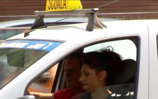 Şcoala de şoferi s-ar putea scumpi de luna viitoare cu câteva sute de lei