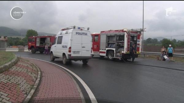 Clipe de groază pe şosea: Un autobuz a luat foc în mers. Pasagerii au intrat în panică