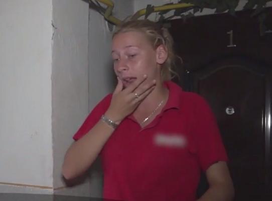 O PENSIONARĂ din Suceava a ajuns la spital în stare gravă, după ce a fost BĂTUTĂ CU SĂLBĂTICIE de un individ, în scara blocului