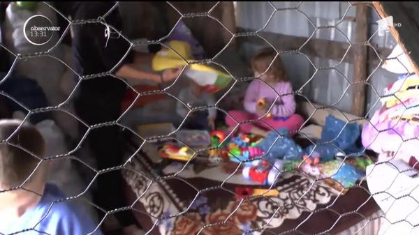 De mai bine de o săptămână, o familie îşi duce traiul într-un coteţ de animale. Casa în care locuia a fost mistuită de flăcări