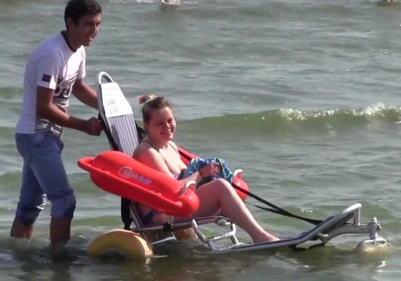 Prima plajă cu facilităţi minime pentru persoanele cu dizabilităţi a fost amenajată în Constanţa