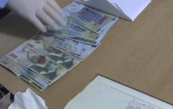 Profesorul de matematică şi cel de economie de la un colegiu ploieştean au fost prinşi în FLAGRANT