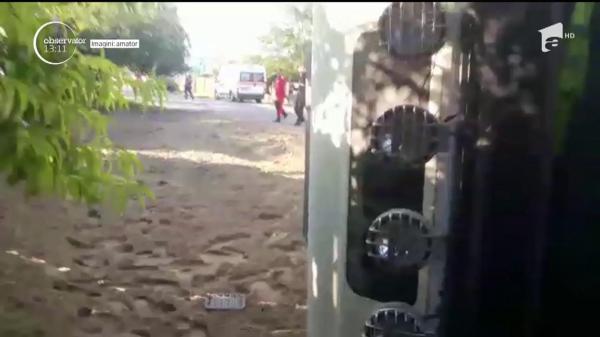 Accident spectaculos în Prahova. O basculantă plină cu nisip şi o maşină s-au răsturnat după un impact violent (VIDEO)
