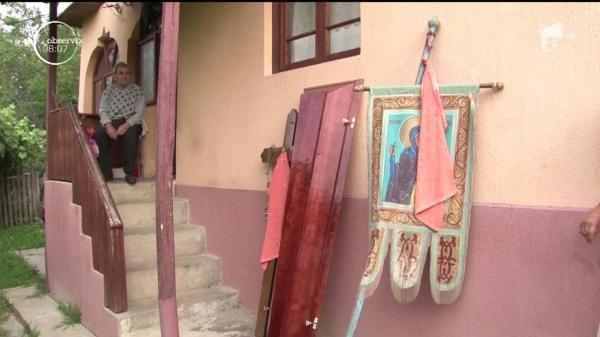 Caz şocant în Dâmboviţa. O familie a stat zile întregi cu mortul în casă şi l-a condus pe ultimul drum pe braţe