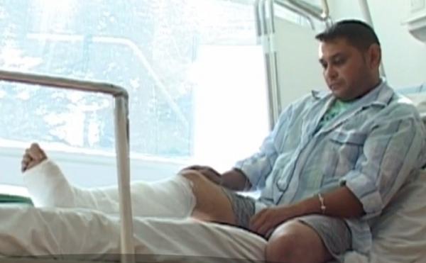 A ieşit cu SECUREA la poliţişti, când agenţii îi încătuşau fratele şi a fost ÎMPUŞCAT de aceştia! Individul spune că se afla din întâmplare acolo