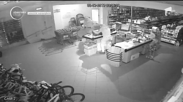 Jaf calculat la Bacău! Doi hoţi sunt căutaţi după ce au plecat cu 20.000 lei dintr-un magazin (VIDEO)