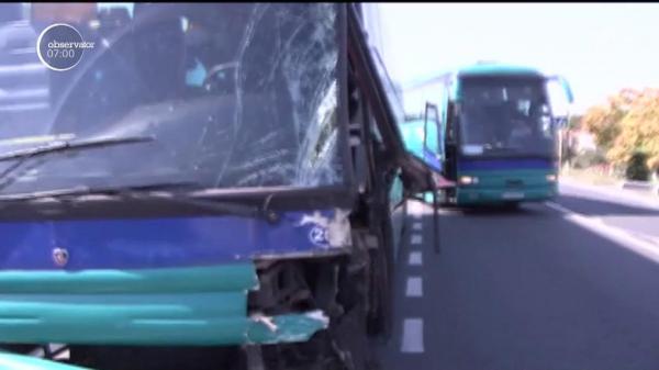 Accident groaznic la Arad. Doi MORŢI şi mai multe victime încarcerate după ce un autocar şi un microbuz s-au ciocnit