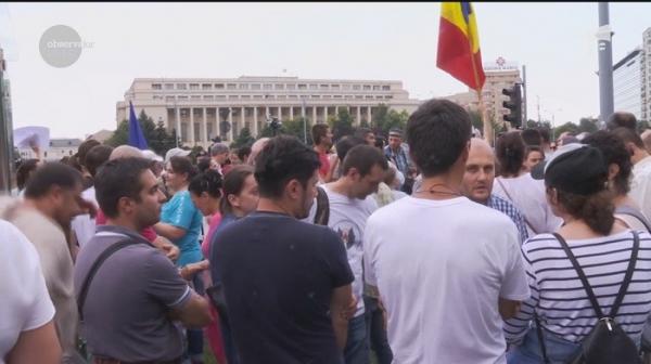 Părinţii care nu doresc să îşi vaccineze copiii au protestat duminică în faţa Guvernului