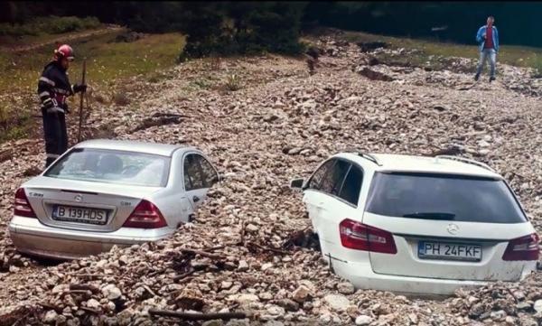 O viitură A ÎNGROPAT, la propriu, maşinile a doi turişti, la Rânca!