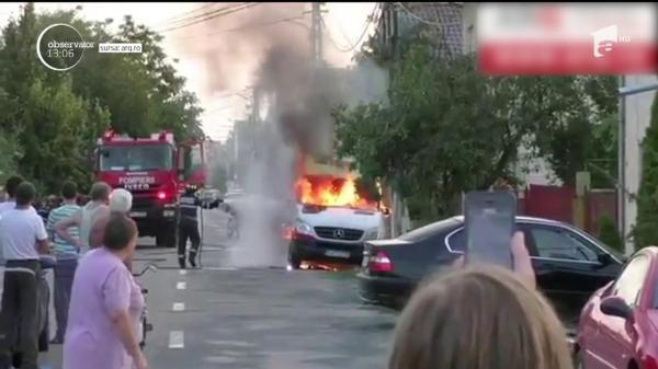 Imagini incredibile pe drumul Arad-Timișoara. O motocicletă a luat foc în interiorul unui microbuz! (VIDEO)