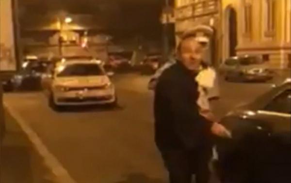 Medicul și polițiștii, ANCHETAŢI după scandalul din stradă! Cum trebuie să reacţioneze cetăţenii, atunci când li se cere să se legitimeze