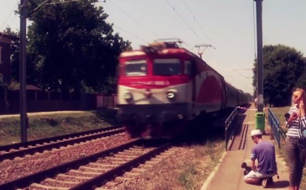 O mamă însărcinată în cinci luni şi-a pus capăt zilelor pe calea ferată, în timp ce îşi ţinea de mână, cu forţa cele trei fetiţe ale ei