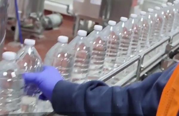 Companie celebră, acuzată că a vândut apă de la robinet cu 900 de milioane de dolari pe an! (VIDEO)