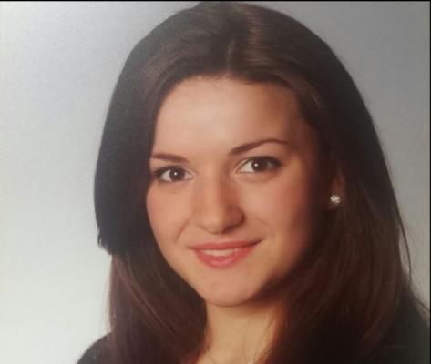 LACRIMI de durere pentru Alexandra, studenta iminentă STRIVITĂ de grilajul unui cort de mari dimensiuni, în Austria!