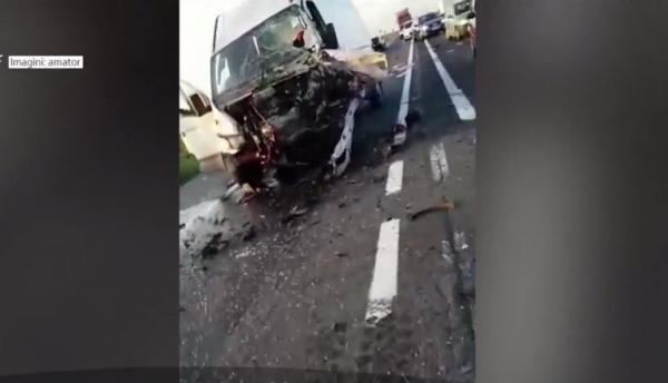 Accident cu NOUĂ VICTIME, după ce trei autoutilitare s-au lovit într-o localitate din Vrancea