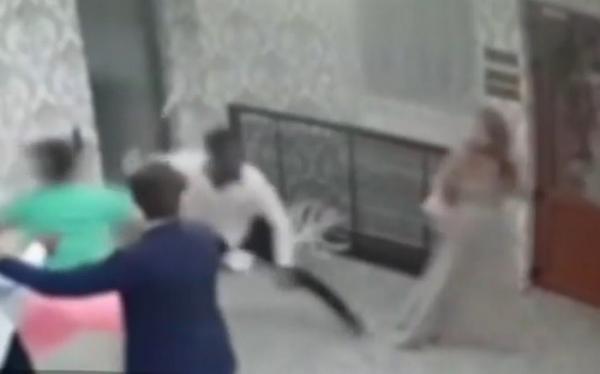 Scene groaznice la o nuntă din Bucureşti! O tânără a fost doborâtă cu un baston telescopic, de un individ neinvitat