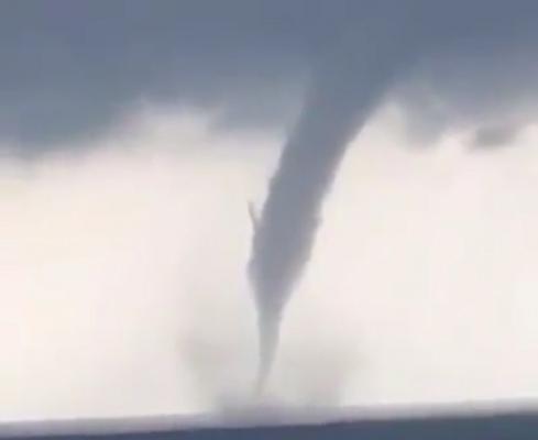 Imagini înspăimântătoare la Marea Neagră! Un vârtej pornit din mare a întunecat brusc cerul (VIDEO)