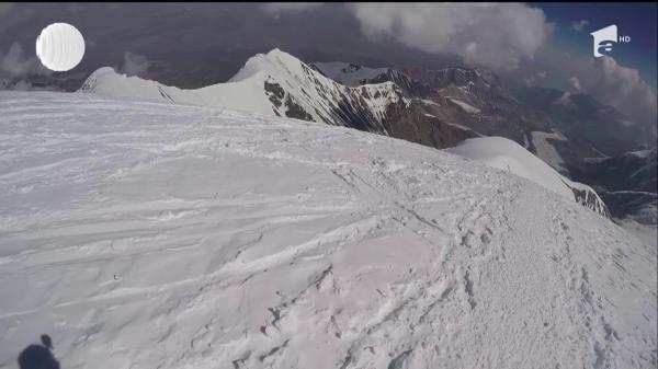 A cucerit "acoperişul lumii" şi a dus drapelul României pe cele mai înalte culmi! Performanţele cu care un alpinist român a doborât recorduri