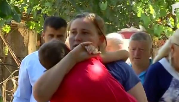 Băieţelul din Naipu despre care oamenii cred că are puteri paranormale a fost internat la spitalul Obregia