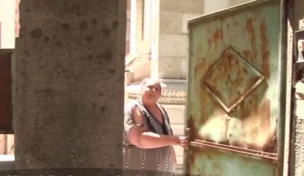 Scandal imens la Timişoara. Clanul care a stâlcit în bătaie o vecină acum o săptămână a vrut să se războiască şi cu jurnaliştii