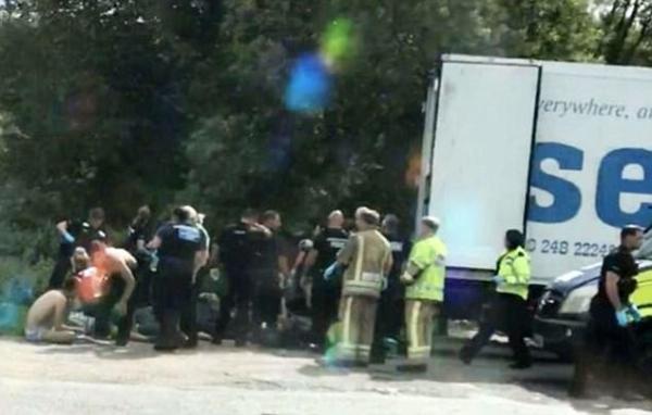 13 români au fost salvaţi după ce au fost găsiţi în remorca unui camion, în Marea Britanie