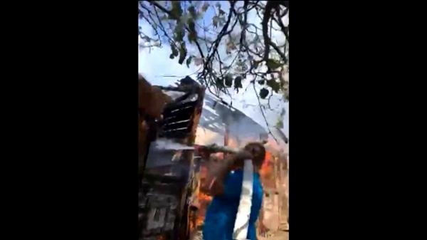 Incendiu devastator în judeţul Galaţi! Sătenii au sărit să stingă focul cu sifoanele! În timp ce filma flăcările URIAŞE, primarul comunei ŞI-A SPART CAPUL! Imagini violente!