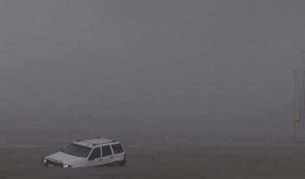 În coşmarul din Texas sunt prinşi şi mulţi români. Uraganul Harvey este cel mai puternic din ultimul deceniu