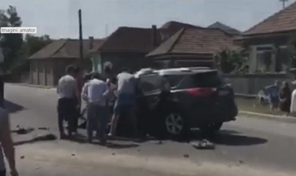 Un camion A SPULBERAT o maşină şi a distrus o casă, în judeţul Cluj! Şoferul n-a mai avut timp să evite NENOROCIREA