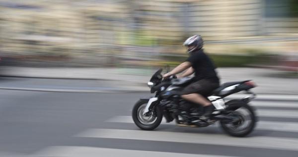 Motoarele turate la maximum ar putea însemna, curând, o amendă pentru șoferii și motocicliștii zgomotoși
