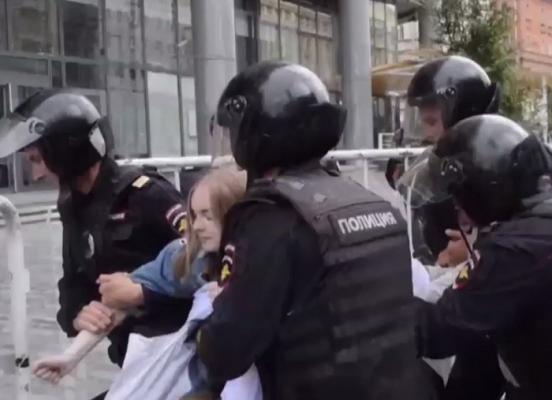 17 manifestanţi au fost arestaţi la Moscova, la un miting împotriva cenzurii