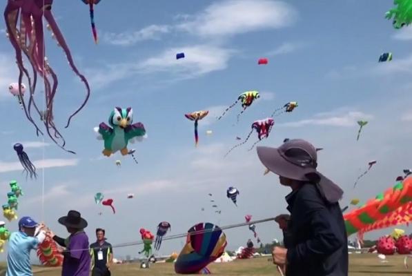 Zeci de creatori de zmeie şi-au ridicat creaţiile  pe cerul insulei Taiwan