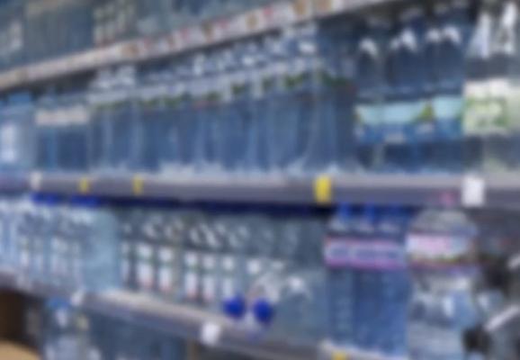 Alertă pe piaţa alimentară din România! Zeci de mii de litri de apă îmbuteliată expirată se afla la vânzare (VIDEO)