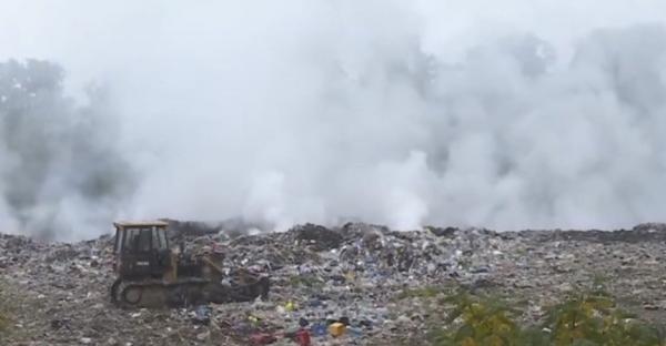 Starea de alertă s-a prelungit lângă Horezu, unde arde groapa de gunoi! Localnicii sunt disperaţi (VIDEO)