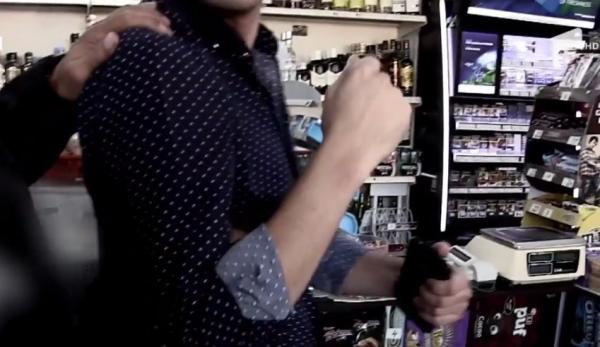 Copil dezbrăcat până la piele şi percheziţionat într-o cameră fără lumină, dintr-o eroare!