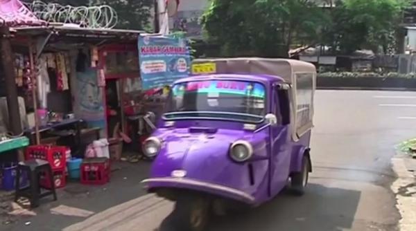 Librărie pe trei roți în Indonezia! Un bărbat împarte cărţi cu poveşti micuţilor nevoiaşi!