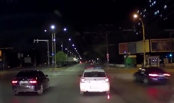 A trecut ca o rachetă pe lângă mașina poliției. Agenții de la Rutieră s-au dat la o parte, speriaţi