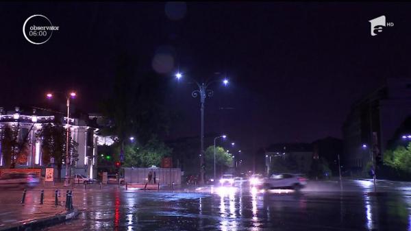 S-au rupt norii în Capitală! Ploaia torenţială a durat câteva ore, iar fulgerele au cutremurat oraşul