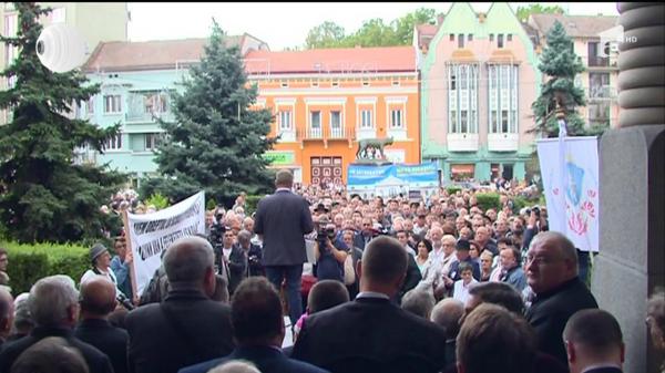Protest neobişnut în România. 2.000 de oameni au ieşit în stradă după ce o şcoală a fost închisă