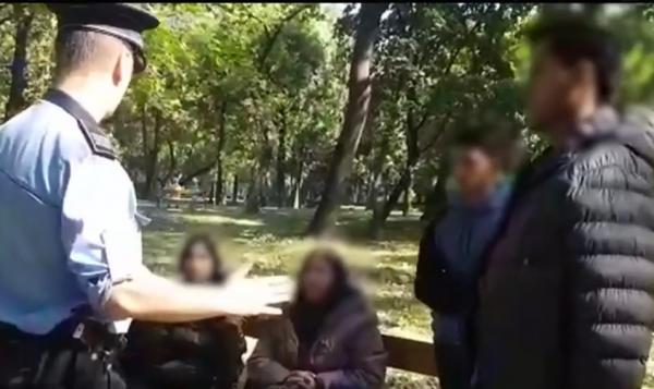 Scene surprinzătoare în Timişoara: un parc se transformă în tabără de imigranţi ilegali, care sunt tot mai mulţi