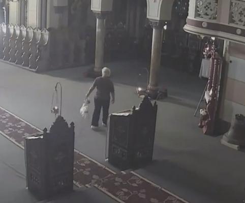 Hoţii nu au Dumnezeu! O "credincioasă" a plecat cu o icoană din Catedrala de la Rădăuţi (VIDEO)