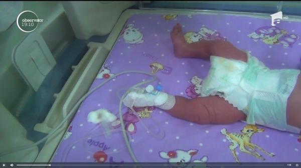 Bebeluşul aruncat de mama sa, într-un sac, pe malul unui pârâu, este internat la Terapie Intensivă. A fost găsit în şoc hipotermic