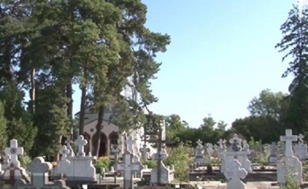 Jaf în cimitir, la Dâmboviţa. Hoţii au spart cu ranga mai multe morminte de romi