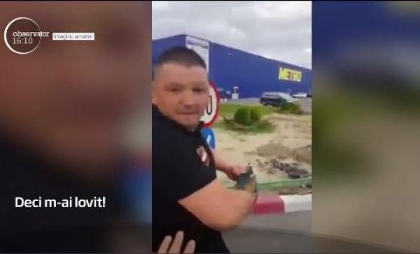 Un jurnalist din Deva care transmitea în direct momentul în care un panou din oraş a căzut peste o femeie a fost agresat de agenţii de pază