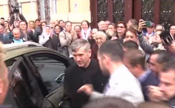 Scandal şi violenţe la procesul lui Cristian Pomohaci! Susţinătorii fostului preot au răbufnit când idolul lor a ieşit din sala de judecată