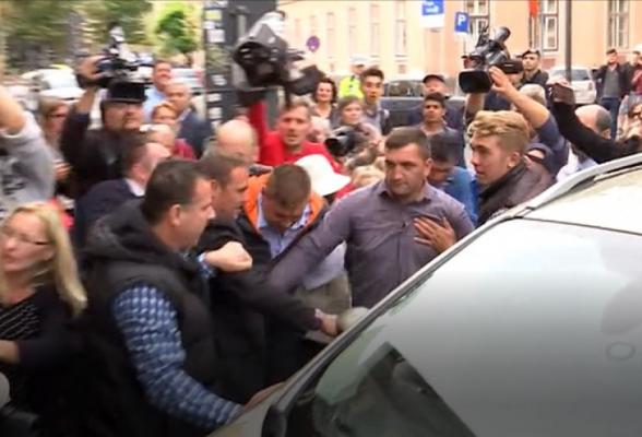 SCANDAL monstru în faţa Mitropoliei Ardealului, după judecata lui Cristian Pomohaci! Zeci de susţinători ai fostului preot i-au luat apărarea