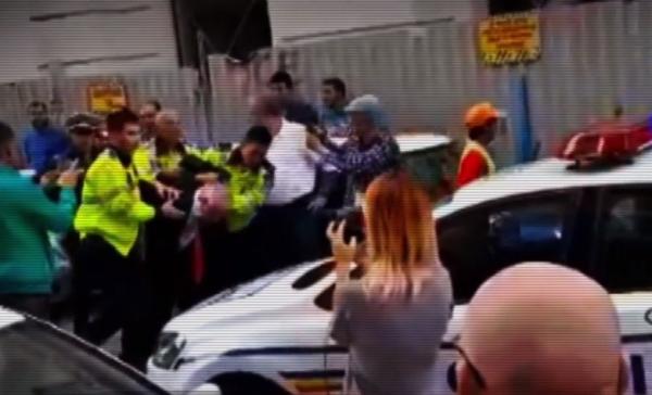 Scene ŞOCANTE chiar în centrul Capitalei! Un şofer a lovit cu maşina un poliţist şi s-a oprit abia după ce a fost ameninţat cu arma!