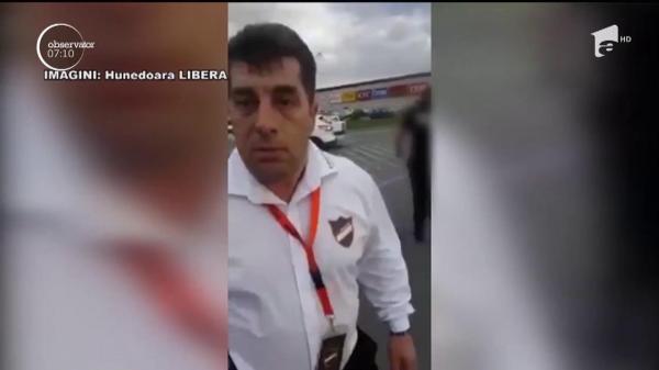 JURNALIST AGRESAT în timp ce îşi făcea meseria! Bărbatul a fost lovit de paznicii unui mall care încercau să ascundă un accident în timpul furtunii de duminică