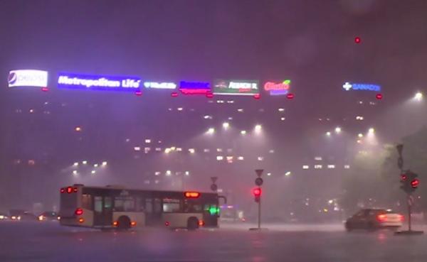 Motivul INCREDIBIL pentru care furtuna a OCOLIT Bucureştiul, miercuri seara