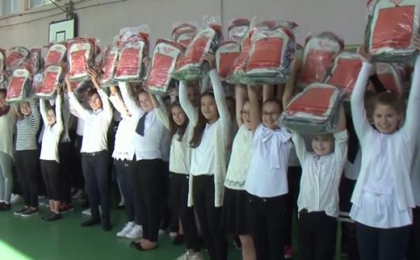 Ghiozdane și rechizite pentru 1100 de elevi proveniţi din familii cu venituri modeste